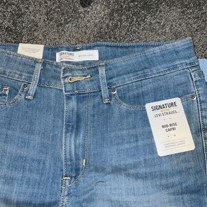 NWT Levi Strauss mid rise Capri size 2 | W26